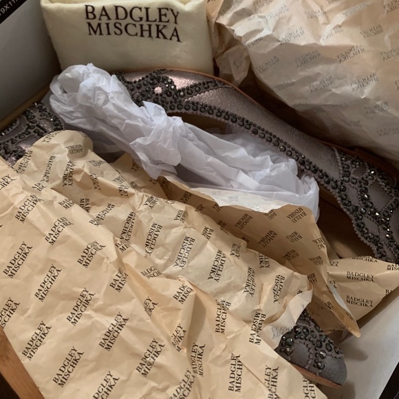 NWT! Badgley Mischka Pewter Gigi Flats - Picture 9 of 10